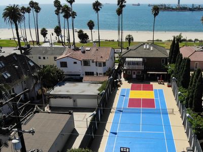 Ocean house, full size Tennis court & Pickleball.