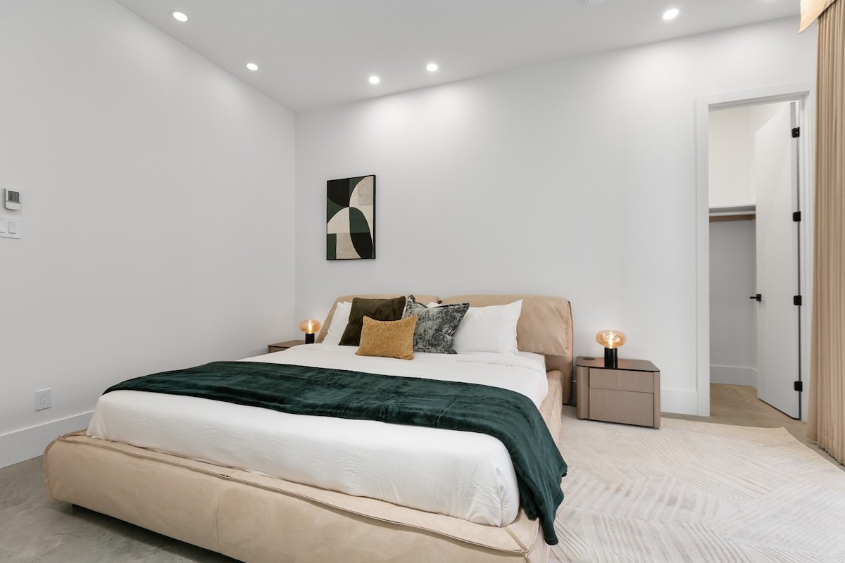 Secluded Luxury Spa Chalet gallery image 5