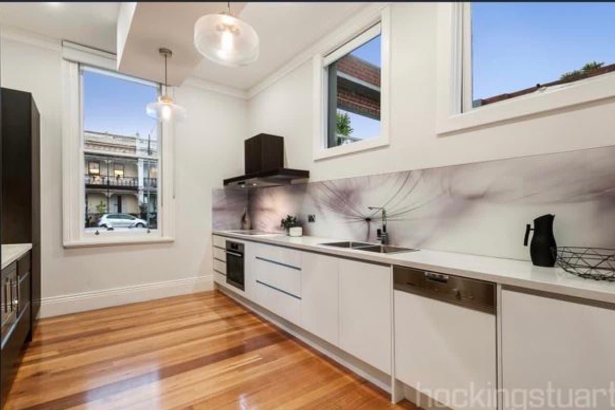 Entire Town House, Carlton, Melbourne CBD gallery image 3