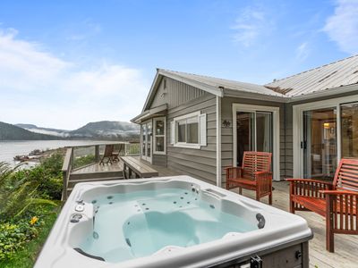 Hot tub + Sauna+ Panoramic Ocean View! THE POINT