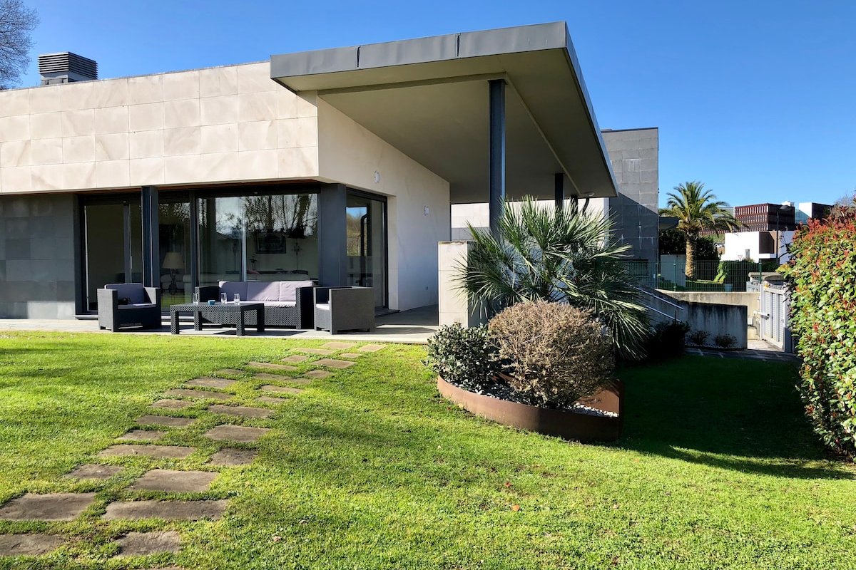 4 BEDROOM VILLA 15MIN FROM CITYCENTER PARKING WIFI gallery image 3