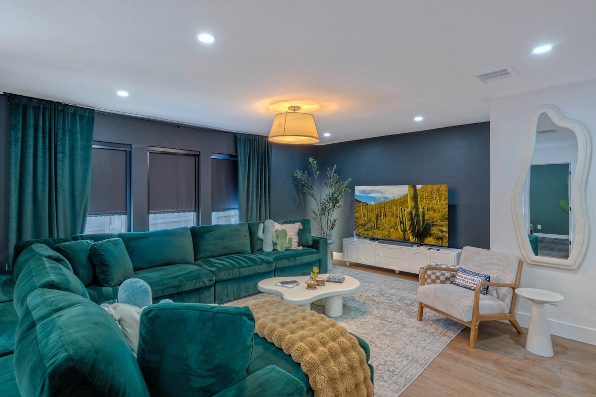 Huge Designer Home | Hot Tub, Chef’s Kitchen, Pool gallery image 3