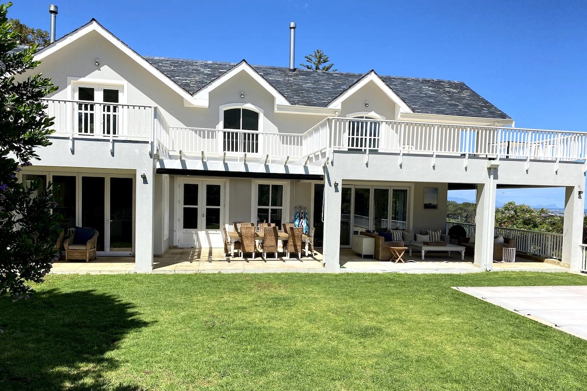 Spacious entertainment home with spectacular views gallery image 5