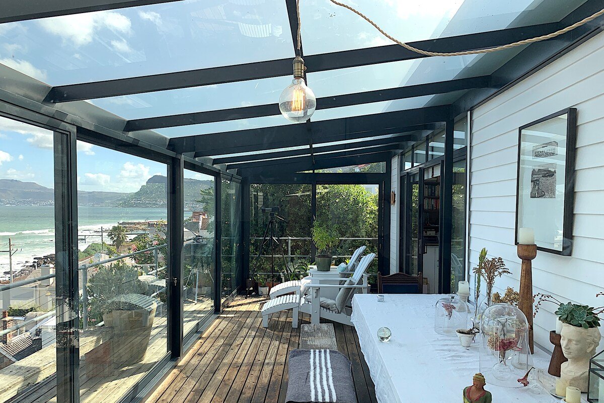 Contemporary beach house with elevated sea views. gallery image 4