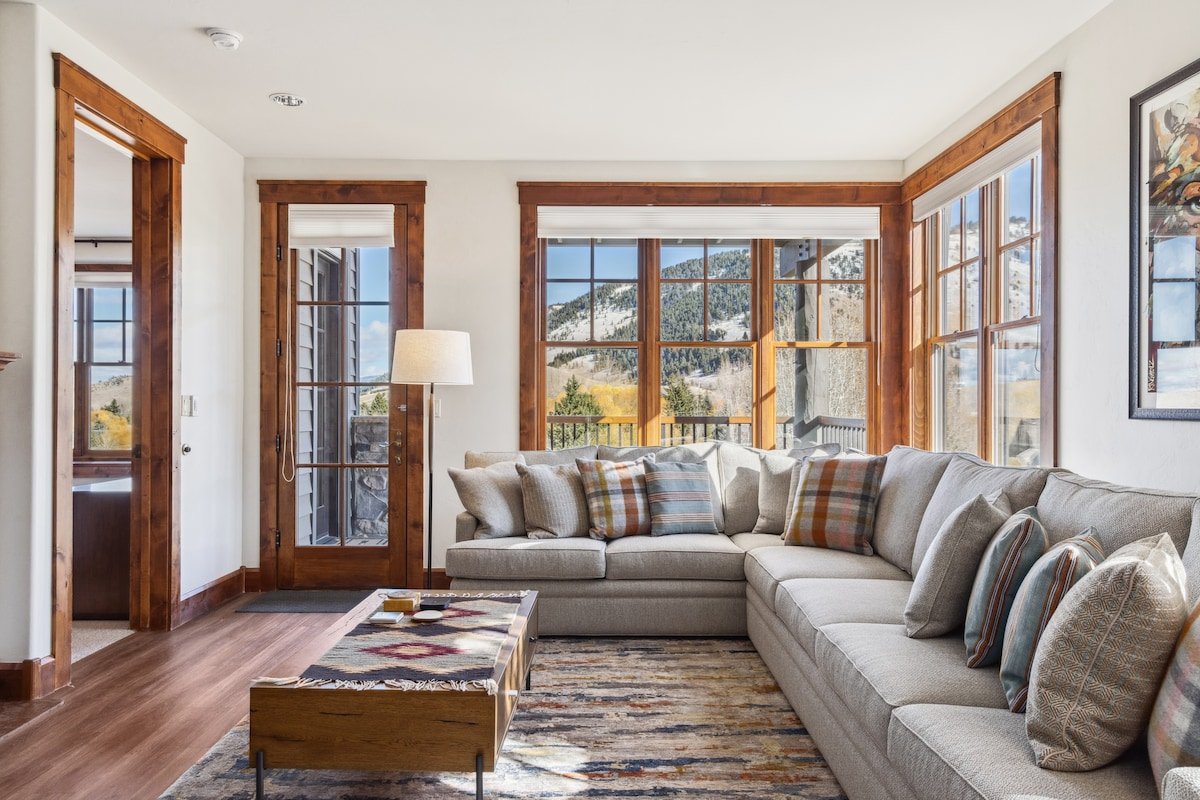 Outpost: Grand View 2720 – Mountain Views