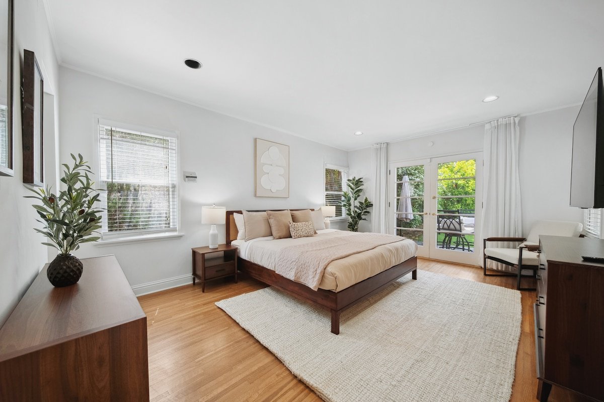 Chic 4BR Near UCLA – Prime Spot! gallery image 4