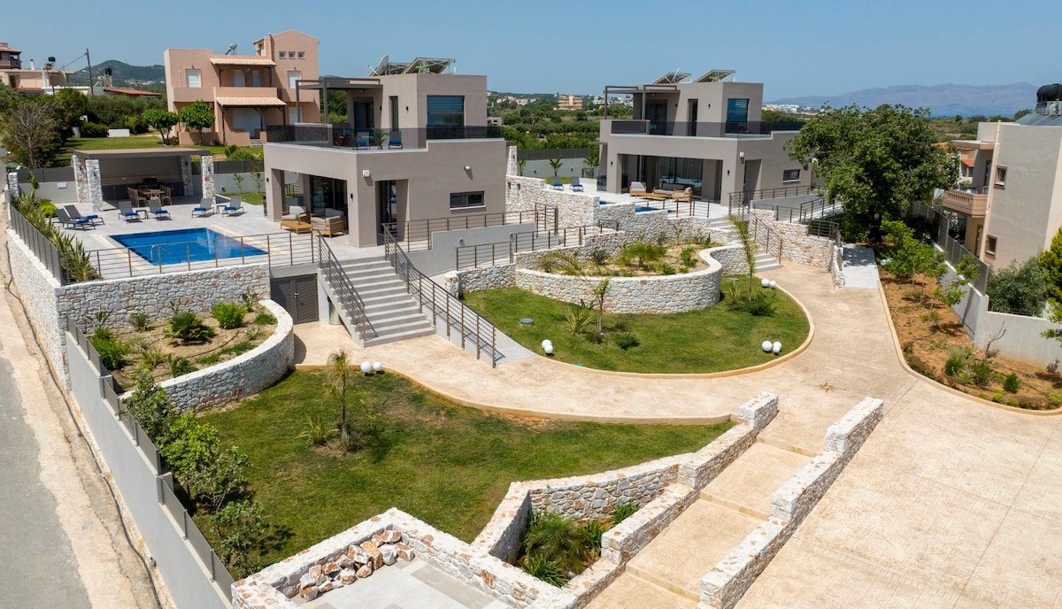 New Lux villa-Sauna&Jacuzzi-Heated Pool-24sleeps gallery image 4