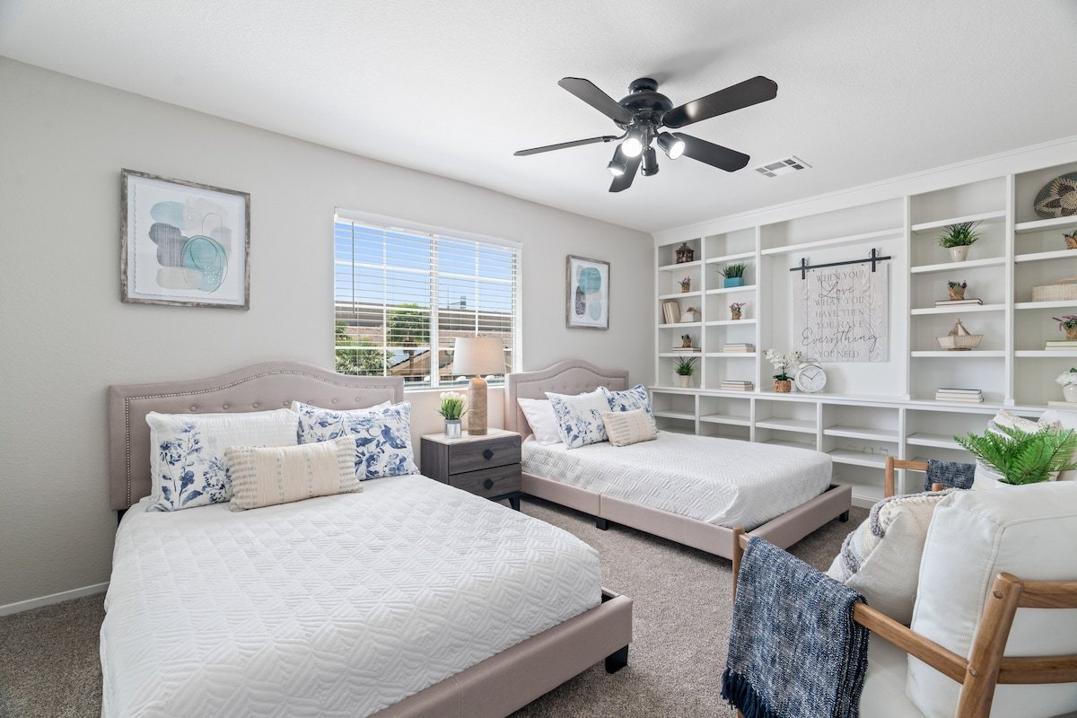 5BR/3BA NEW Game Room, Pool + Arcade + Fire Pit! gallery image 4