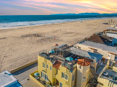 Beachfront, Roof Deck & Well-Stocked w/ Views!