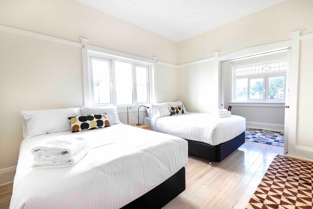 Stylish Deco apartment minutes from Bondi Beach gallery image 5