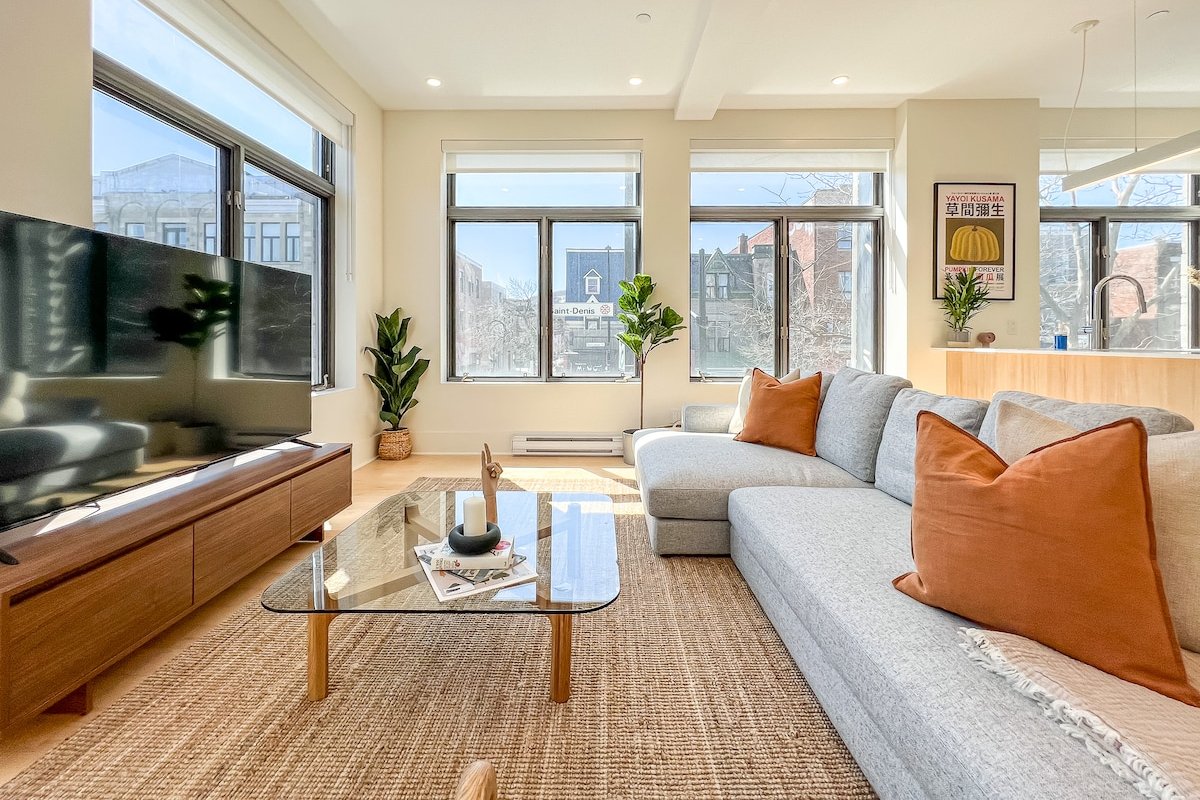 Luxurious 2BR – Plateau Mont-Royal 201 gallery image 3