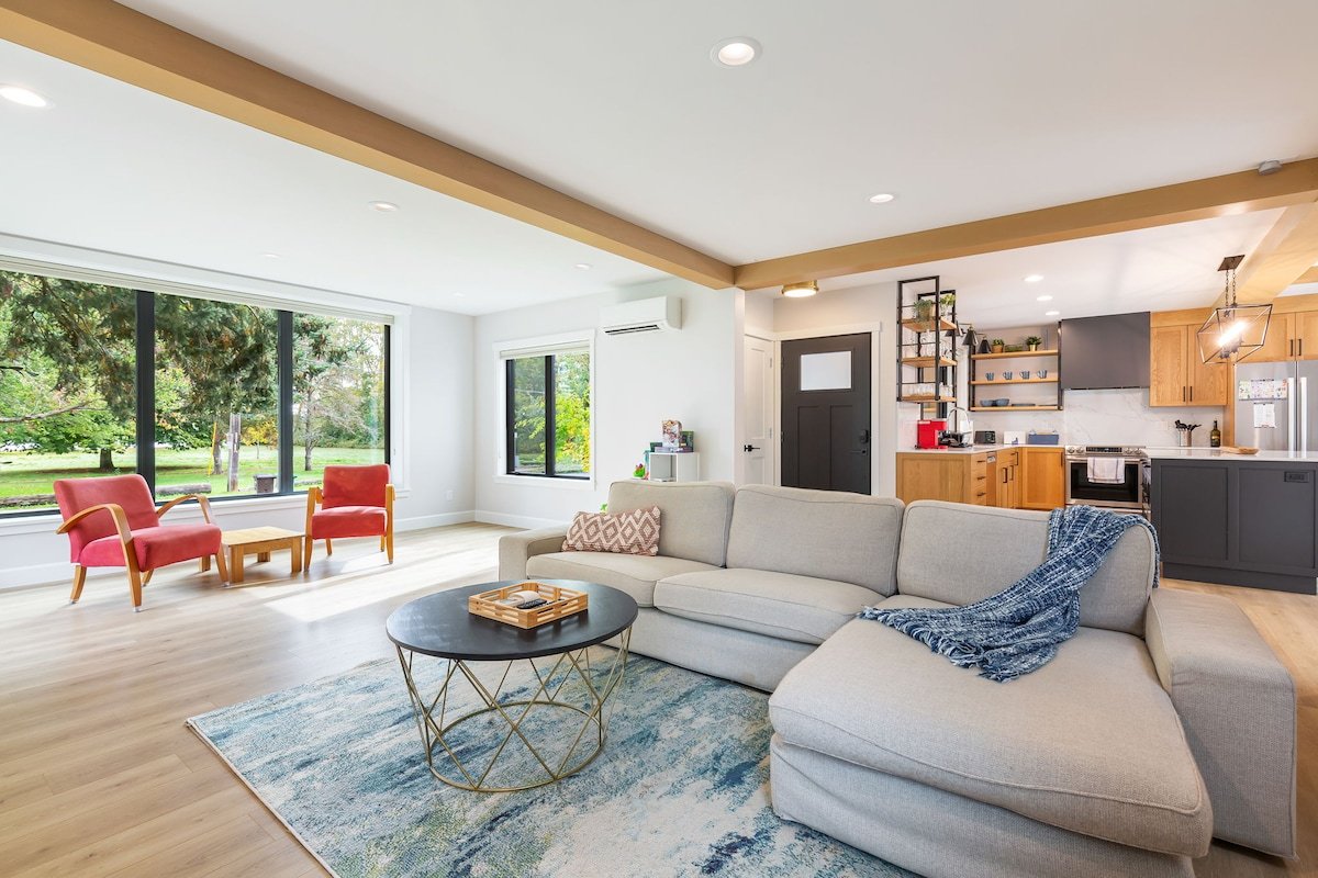 Spacious & Bright ~ Water View gallery image 3