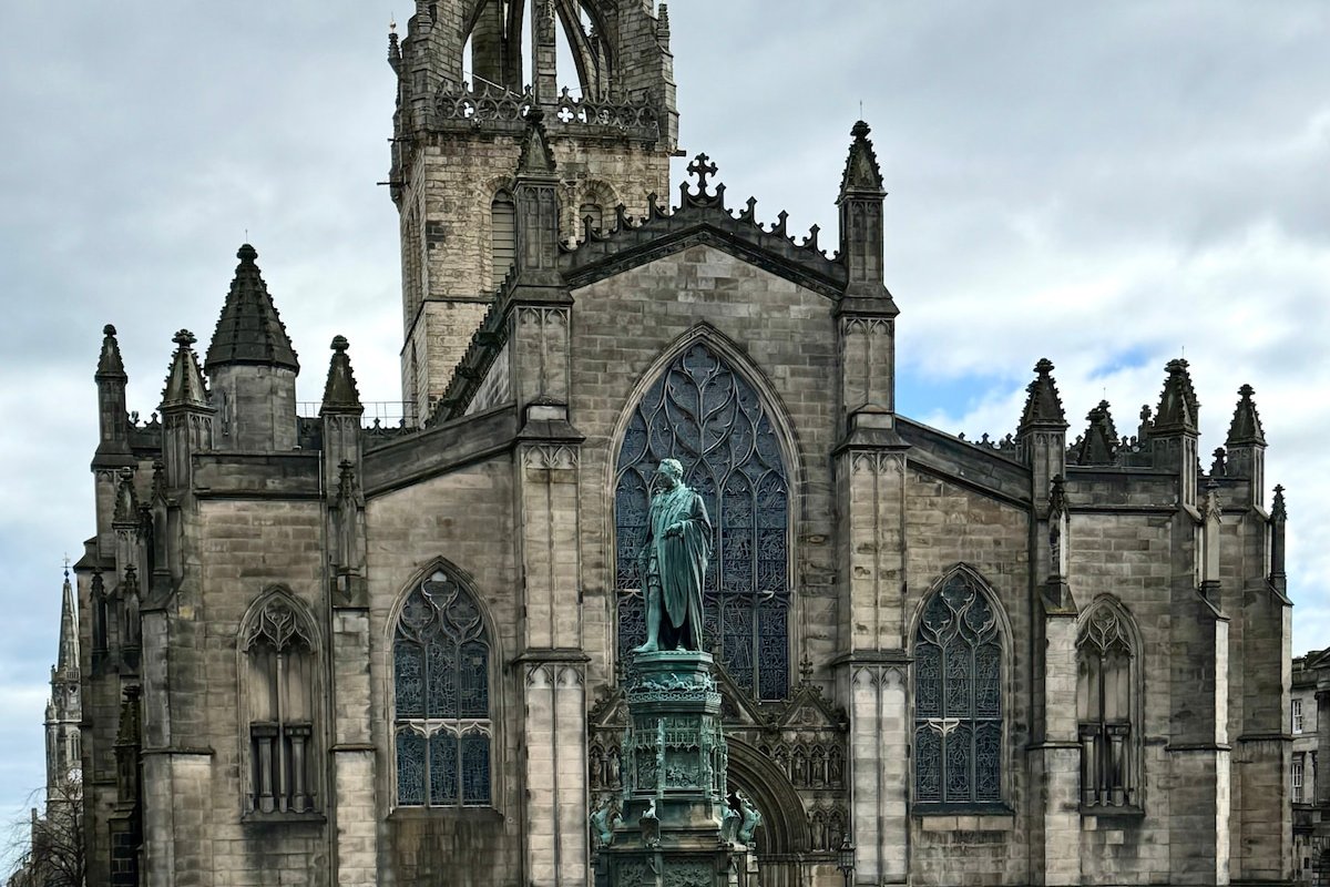 Luxury Old Town Flat on Iconic Royal Mile gallery image 4