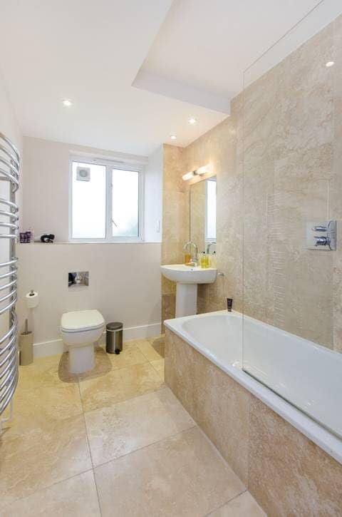 Fancy and bright 3-bedrooms on Sloane Avenue gallery image 4