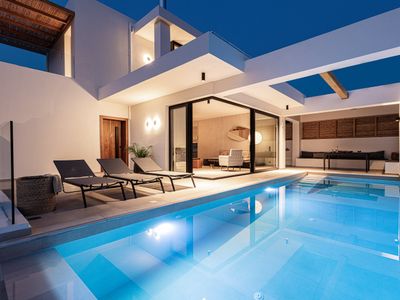 Upscale 3bd BBQ, Sauna, Steps to Beach & Amenities