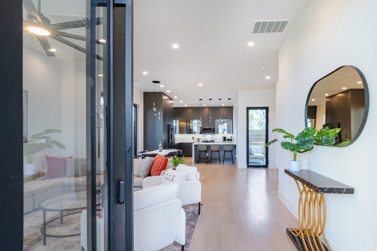 Dtown Modern Retreat :Steps from Everything + Pool gallery image 4