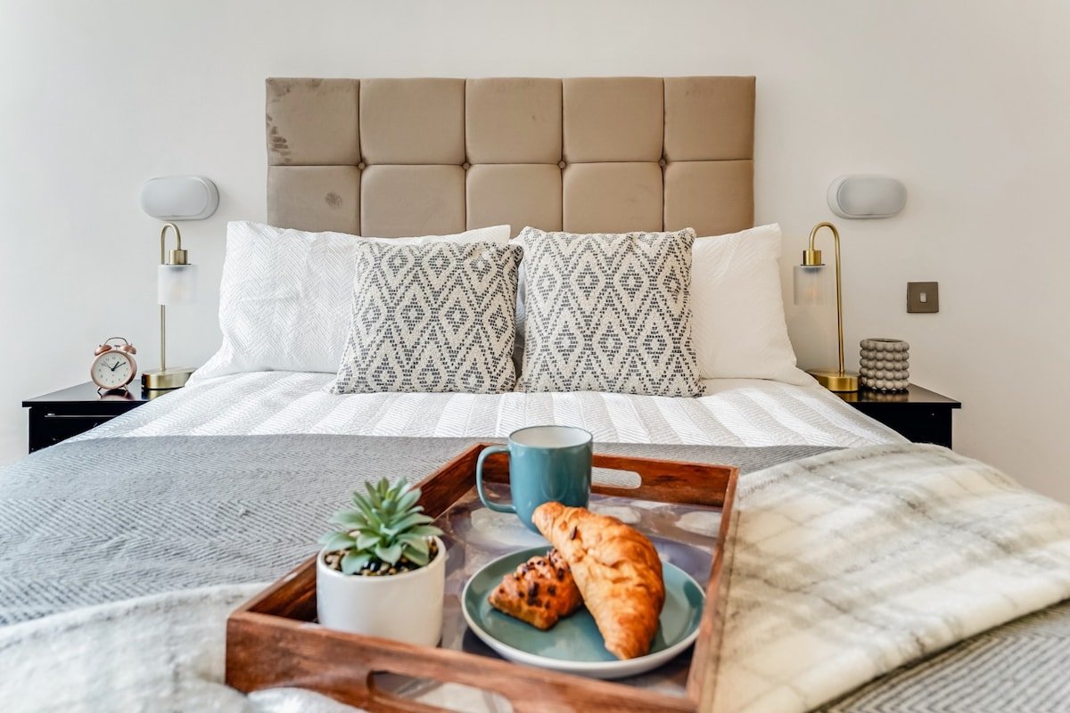 2 Bed 2 Bath Victorian Marylebone Apt gallery image 3