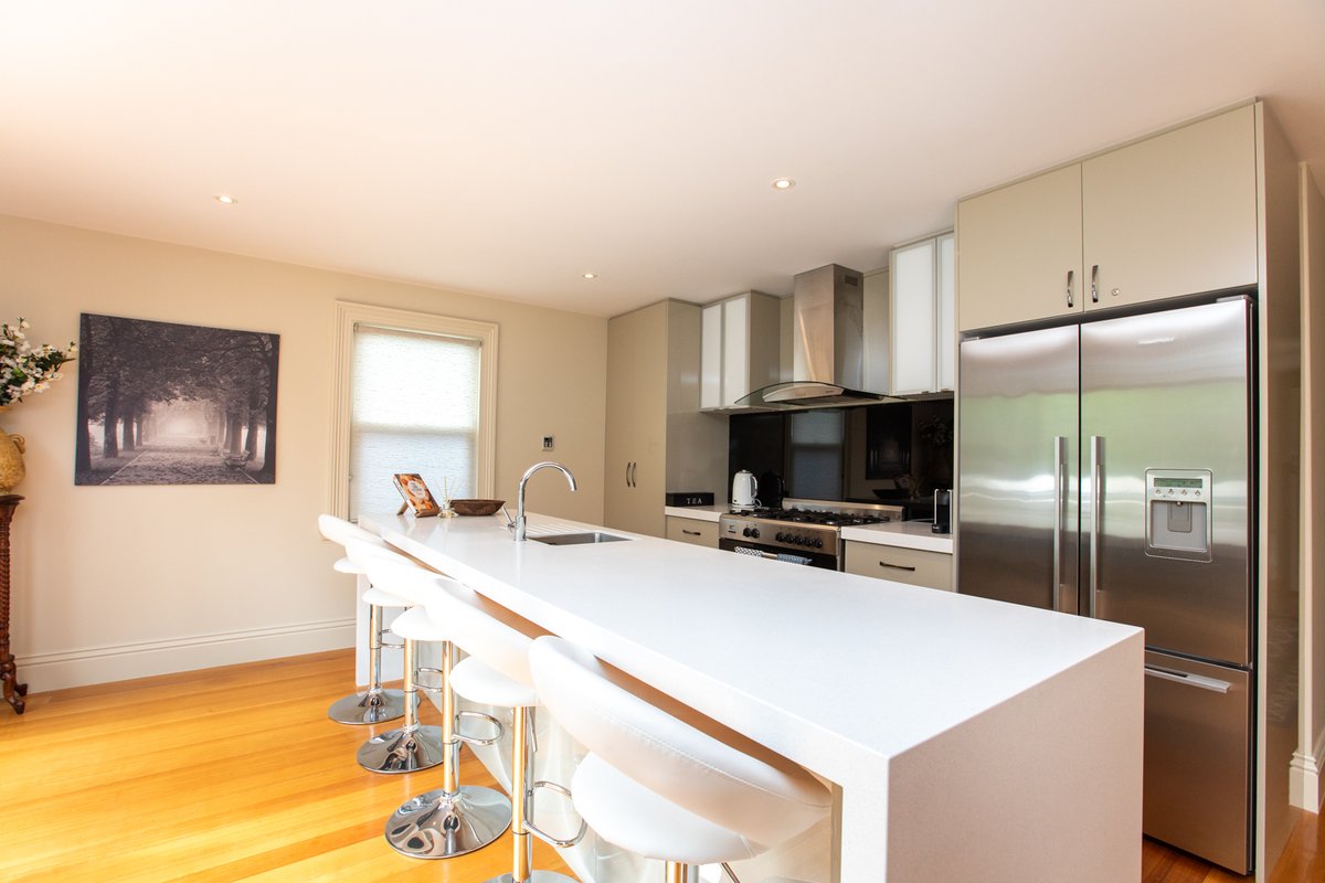 Family Home – Moments To The City with free WiFi