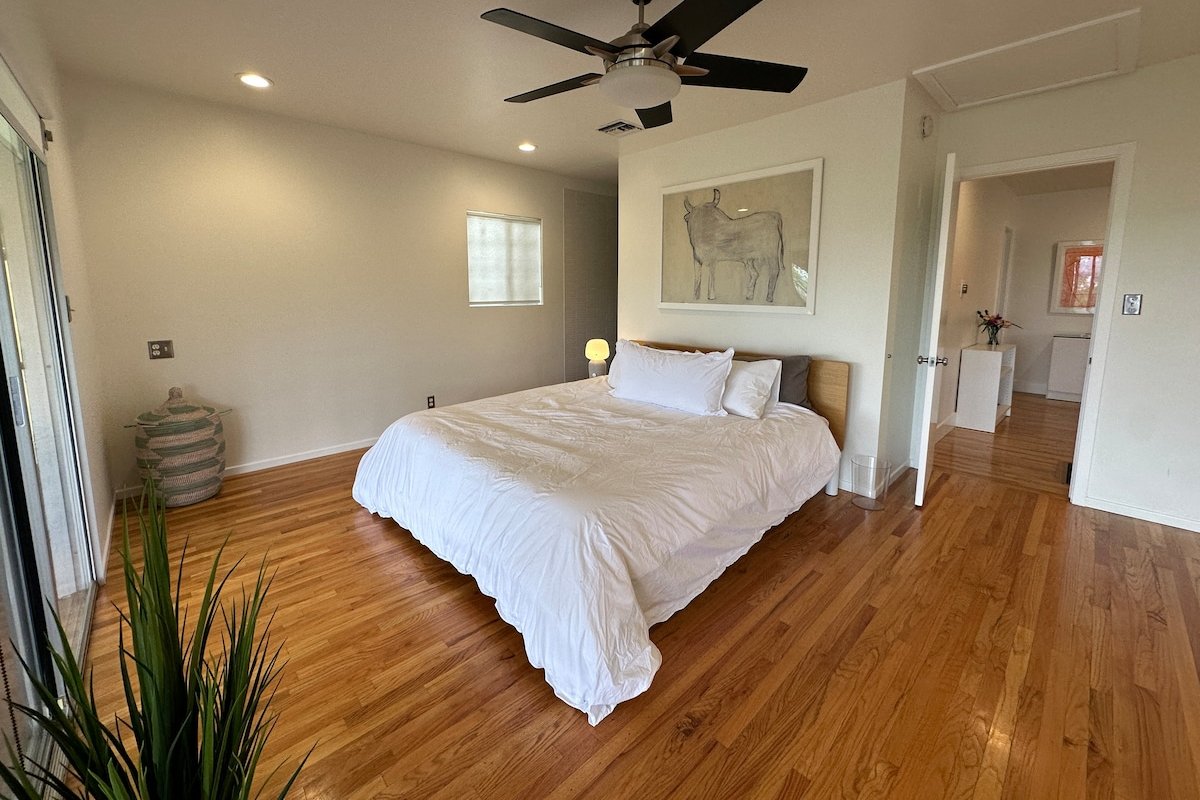 Highland Park Designer Home w/Massive Deck & Views gallery image 3