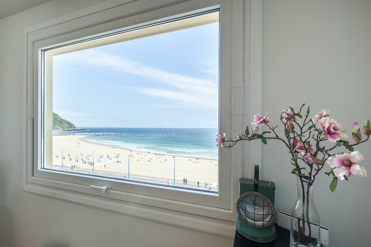 Radiant Waterfront Terrace. Zurriola Beach. gallery image 3