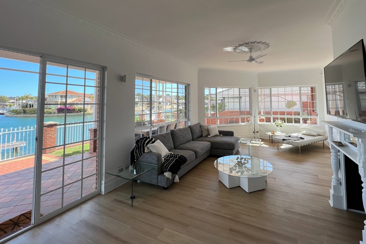 Luxury Canal home in Halls Head with private jetty gallery image 4