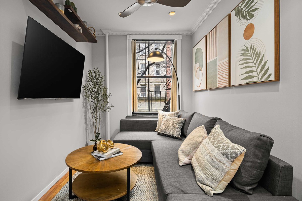 Sleek Manhattan Pad in Prime Location