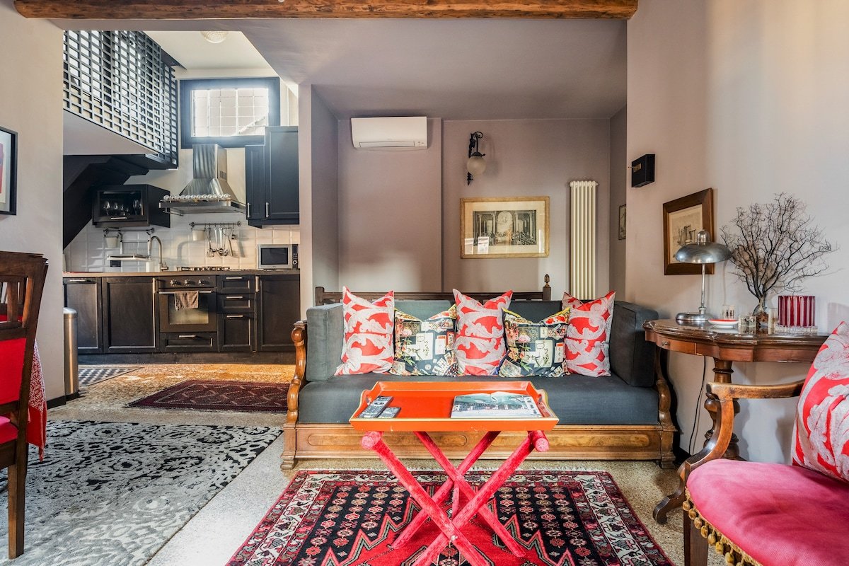 LUXURY BAROQUE CHIC IN SAN MARCO WITH ROOF TERRACE gallery image 4