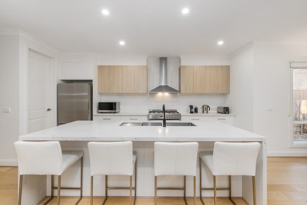 Newsom – Stylish and Elegant Home with 4 King Beds gallery image 5