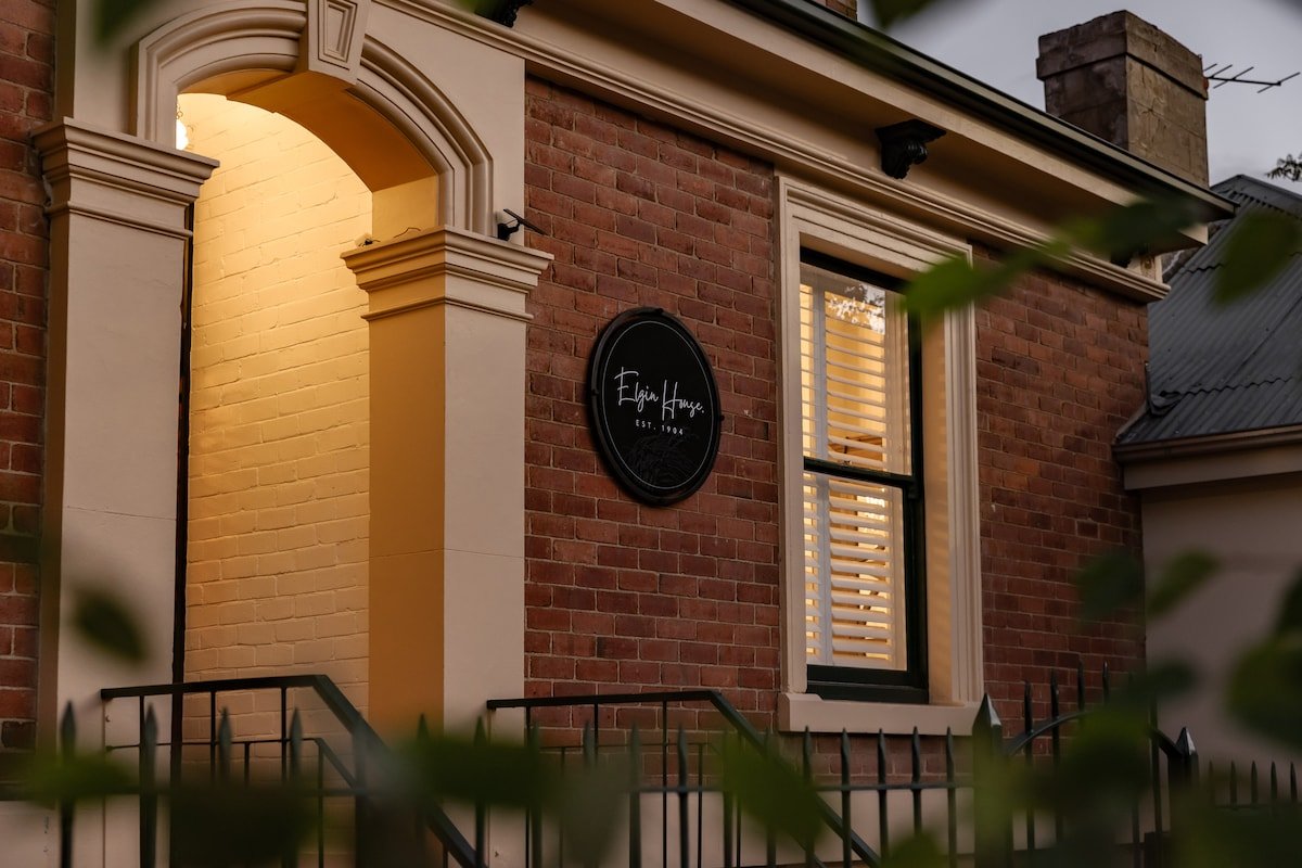 Foodie district, fireplace, deep bath. Parking. gallery image 2