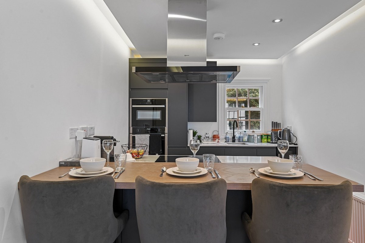 Prime Knightsbridge 3 Bedroom Townhouse gallery image 4