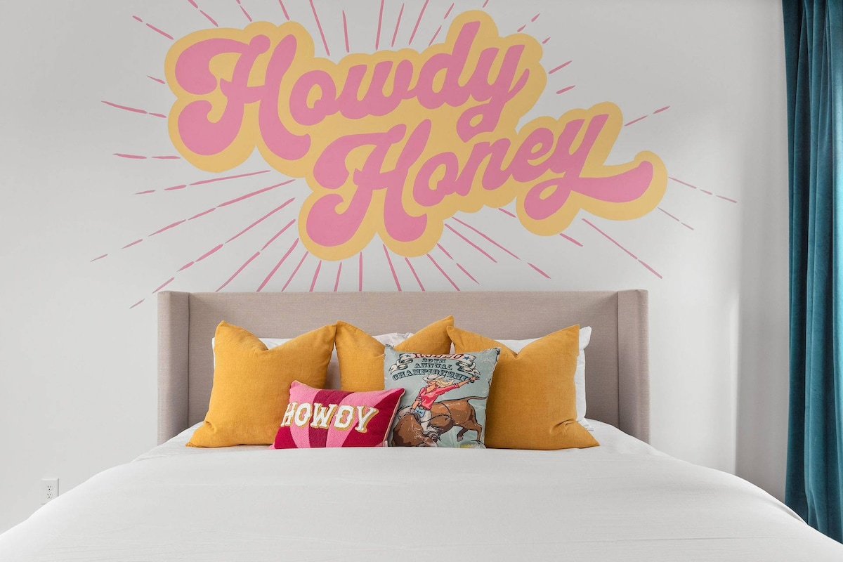 Howdy Honey! 8 Beds ~ Hot Tub ~ 3 mil to Broadway gallery image 5