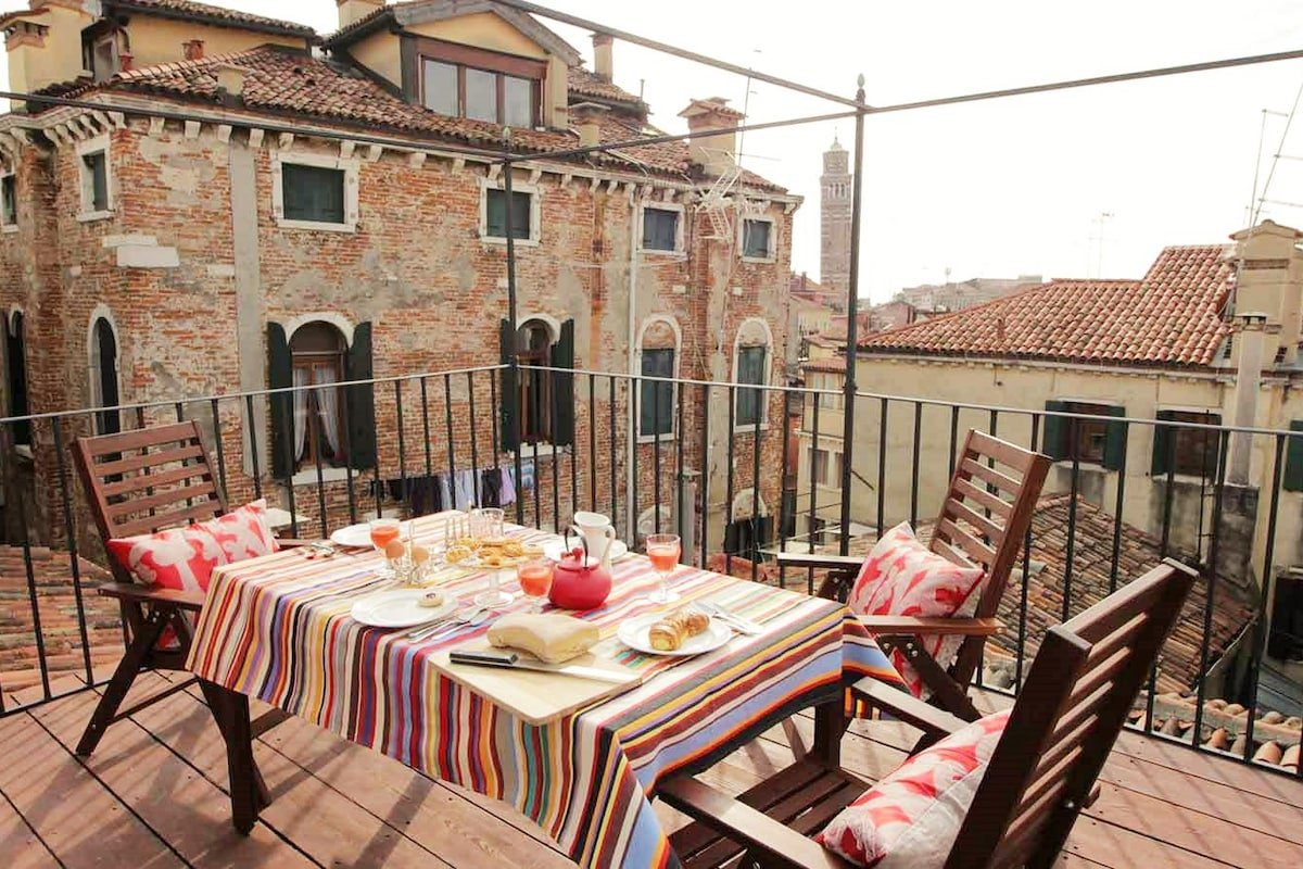 LUXURY BAROQUE CHIC IN SAN MARCO WITH ROOF TERRACE gallery image 2