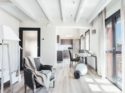 Bright 2 Bedroom apt. facing Servi Church