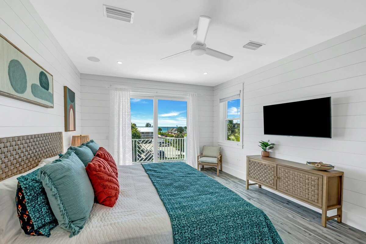 Coming in Hot! Rooftop Views, Pool and Spa! gallery image 5