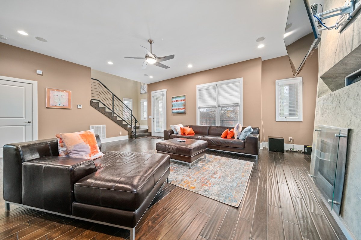 Downtown Luxury 3000 sq ft home gallery image 2