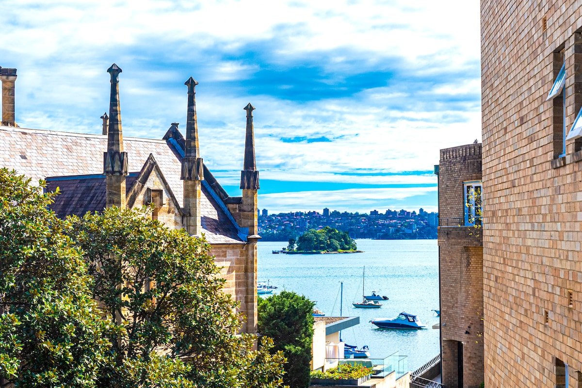 Eclectic Art Deco Retreat in Harbour side Enclave gallery image 2