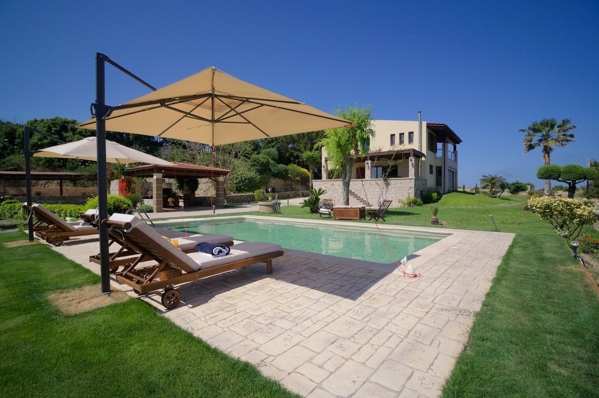 Beautiful villa with pool, 400m from the beach gallery image 2