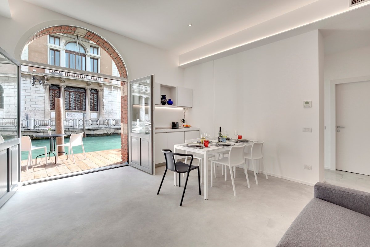 Stunning Luxury Loft, with Private Terrace on Canal gallery image 4