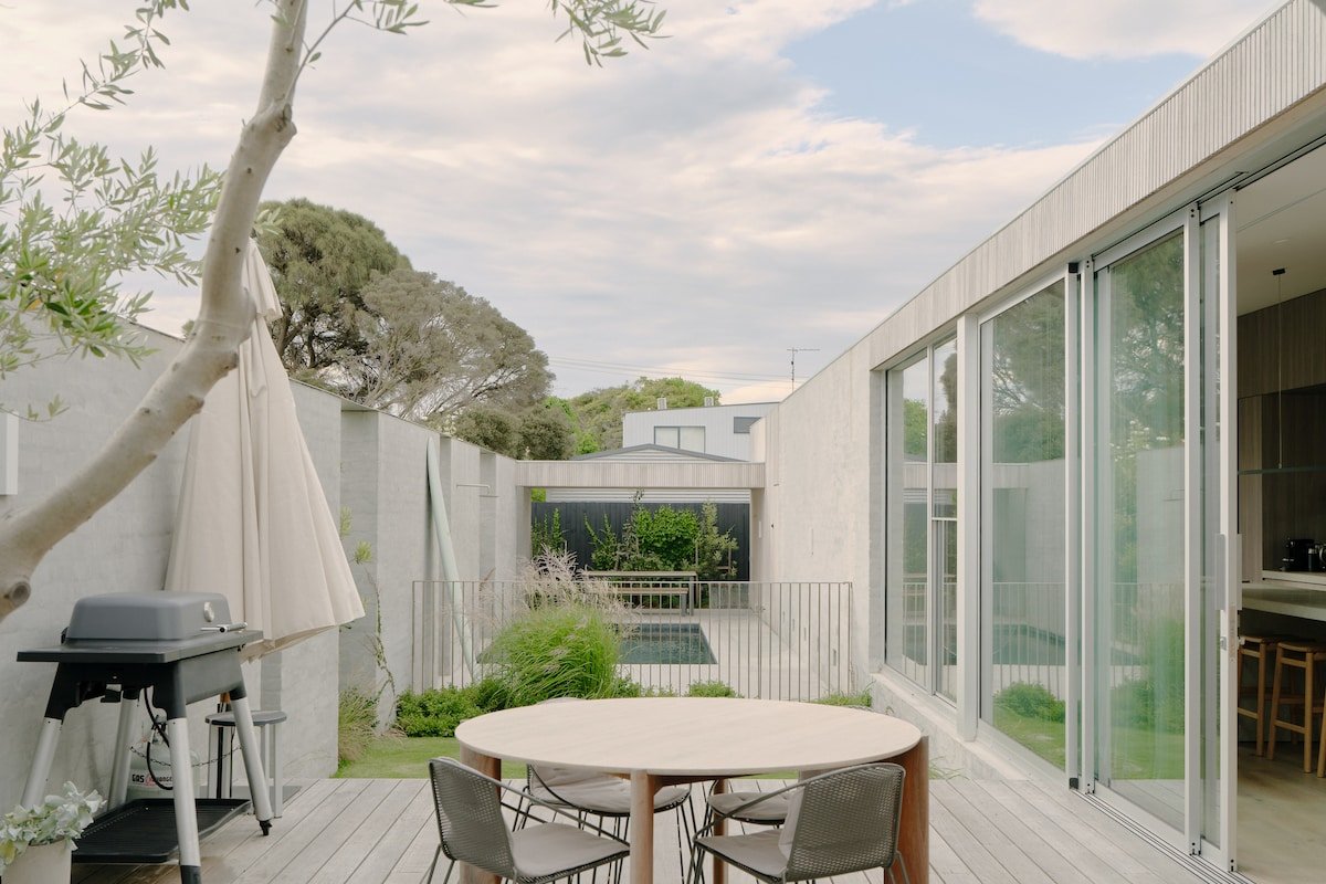 Topaz Beach House – Luxe Coastal Living with Pool gallery image 4