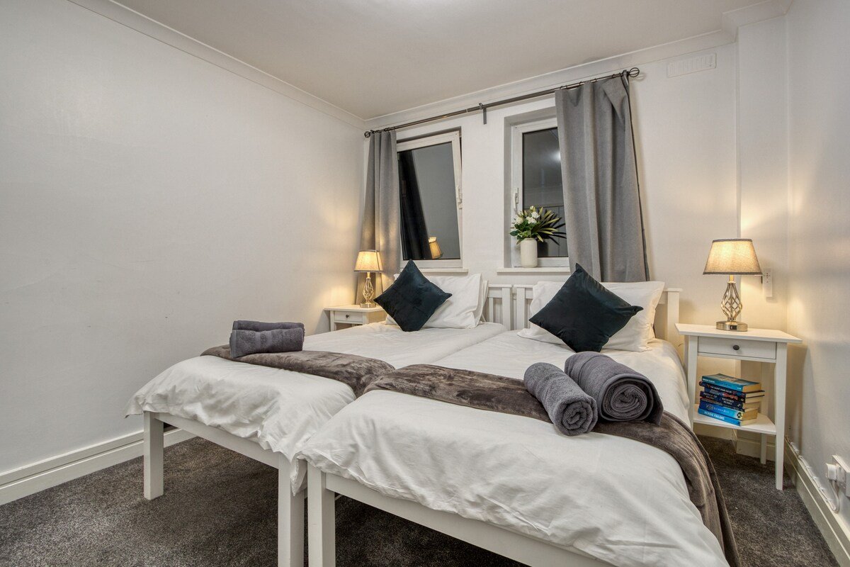 Central Lux 4Bed 3Bath Penthouse gallery image 5