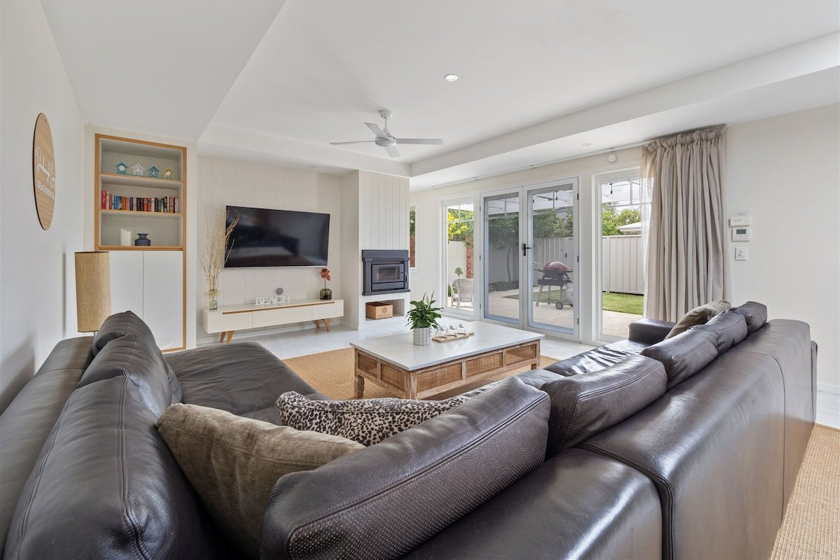 BEACH 100m away PET friendly NEW Modern Hamptons gallery image 5