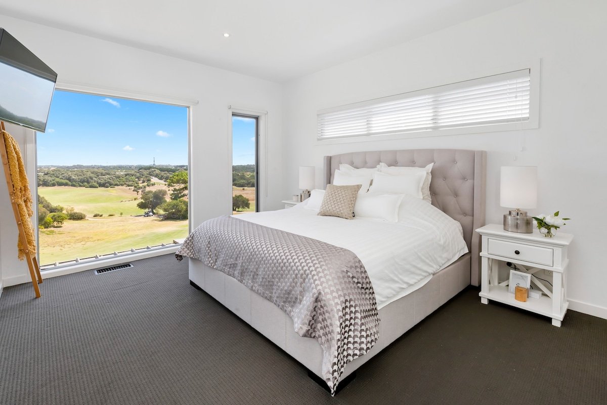 Moonah Views Luxury Getaway with Jacuzzi gallery image 4