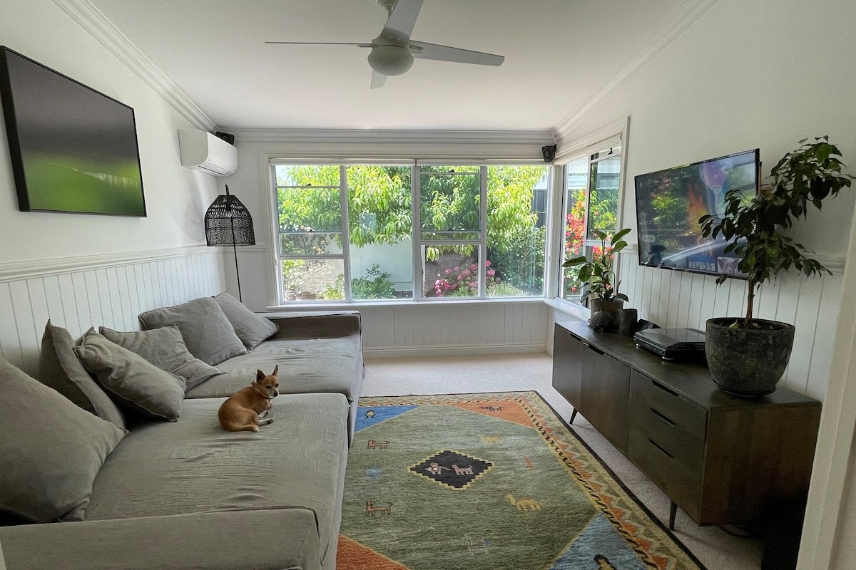 Paradise on the Park- a peaceful, green retreat. gallery image 3