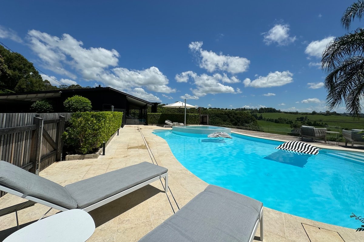 Black Beauty on Richmond Hill gallery image 3