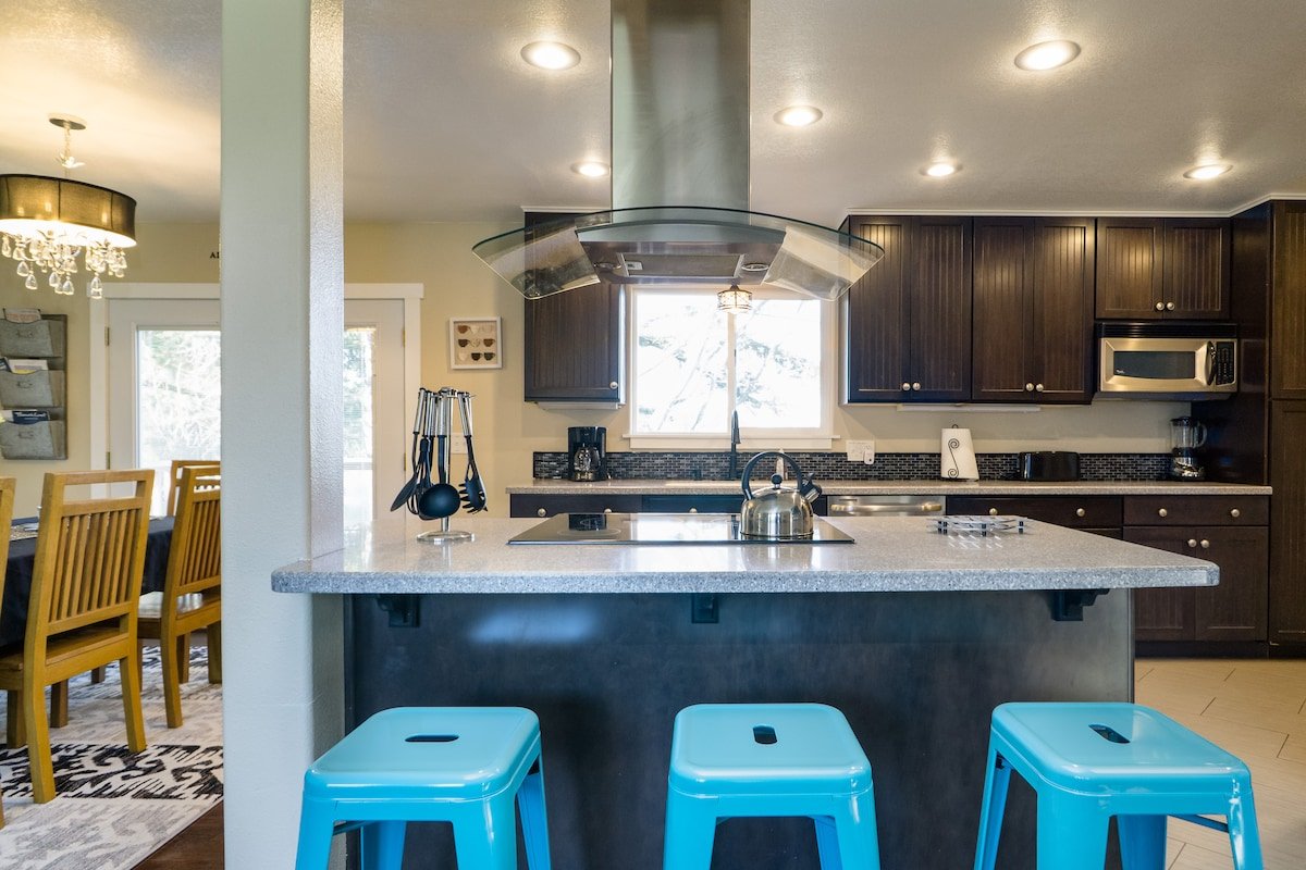 Modern Home – KING BED – 15 Minutes to Everything gallery image 3