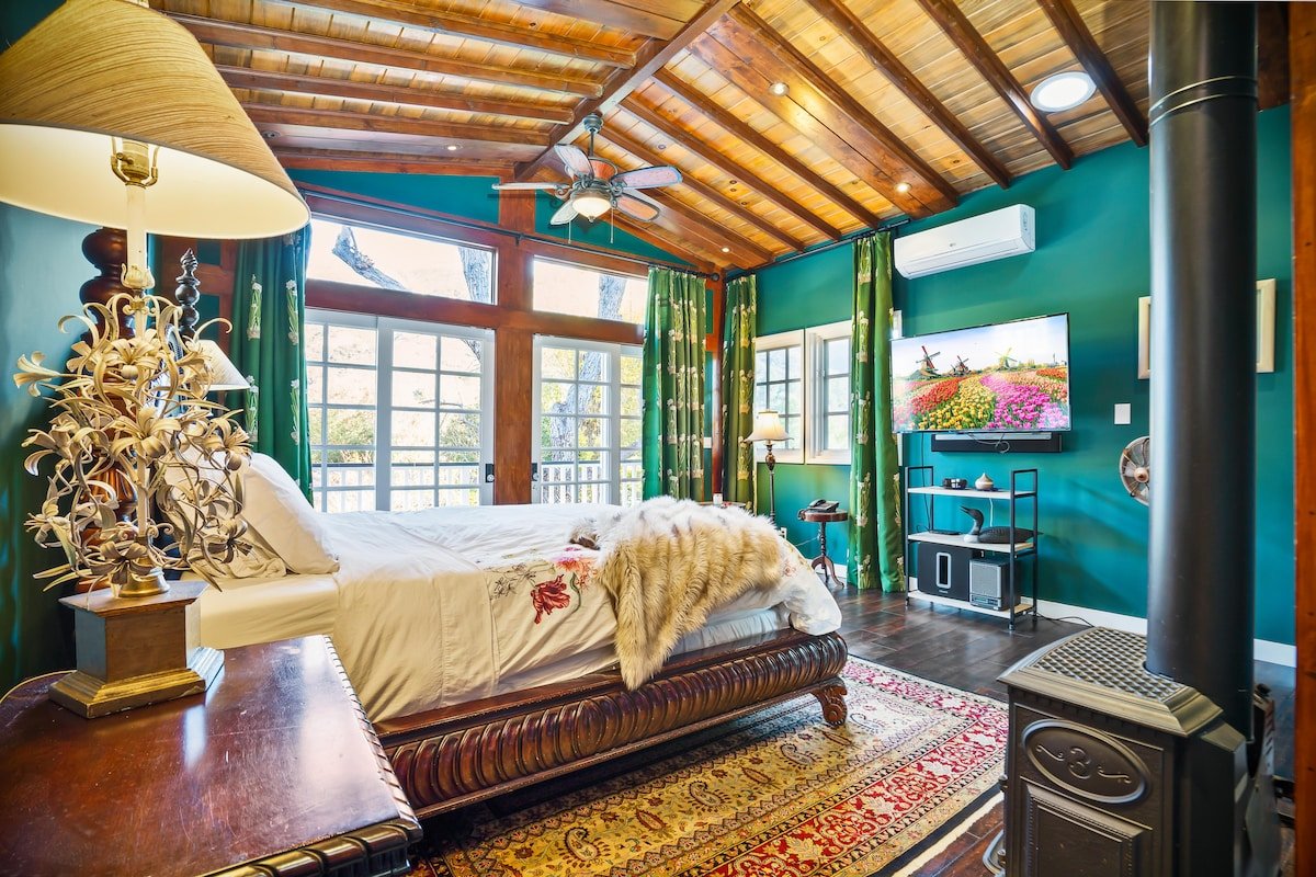 Private Malibu Cottage, Heated Pool, Sauna, Gym gallery image 4