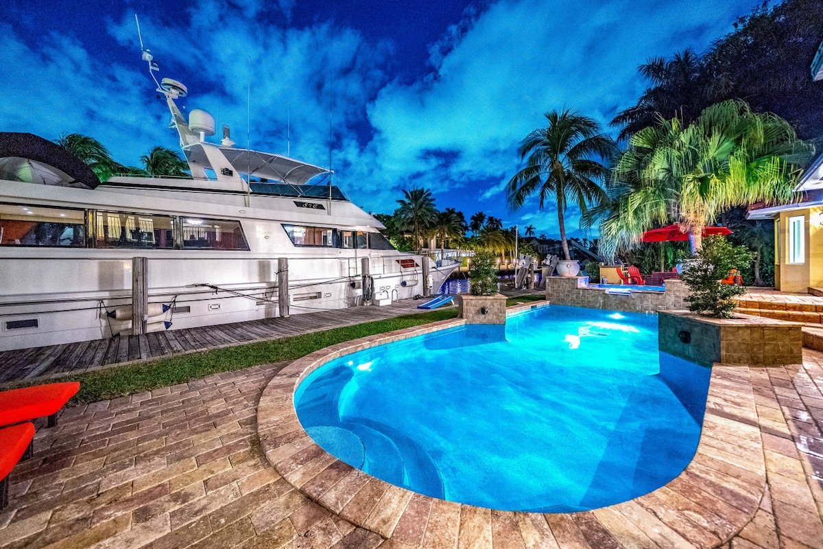 Heated Pool & Hot Tub! Waterfront Antique/Vintage! gallery image 5