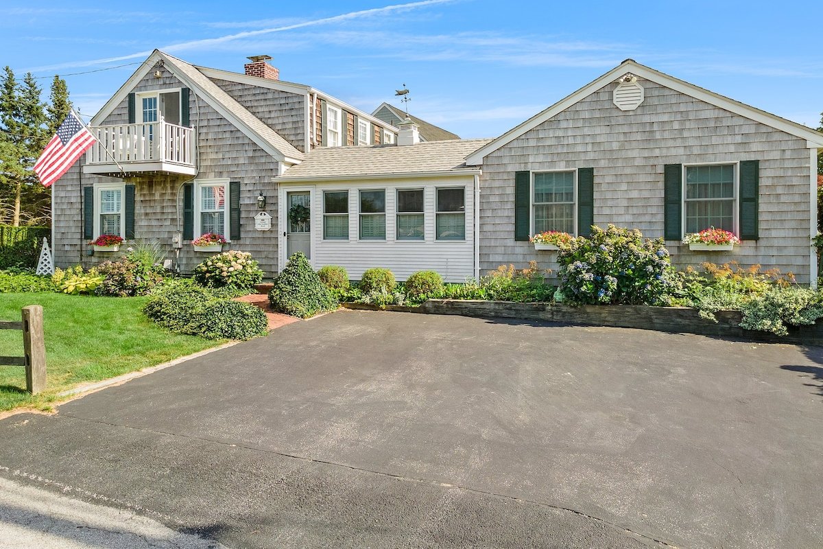 Colonel John’s Classic New England Cape gallery image 2