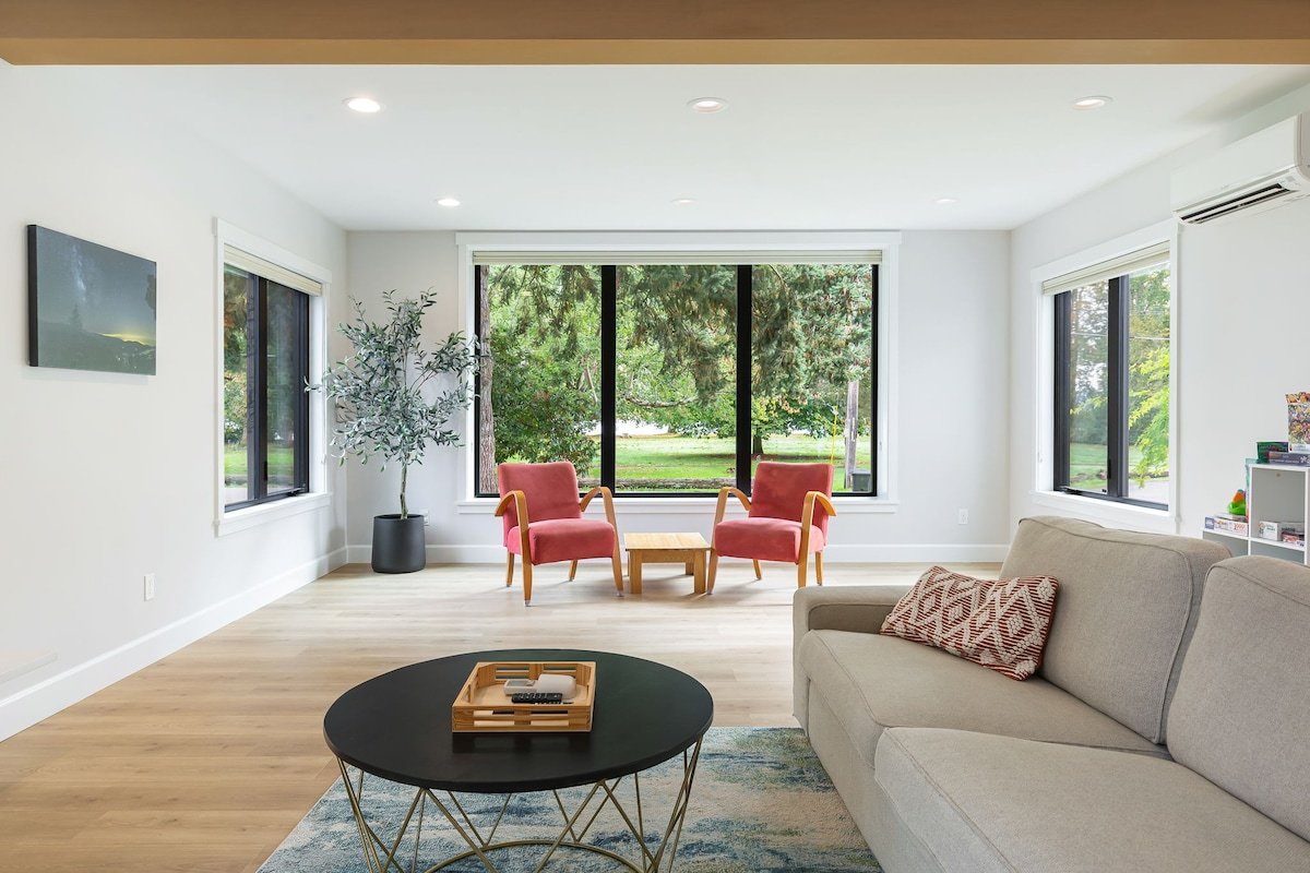 Spacious & Bright ~ Water View gallery image 5