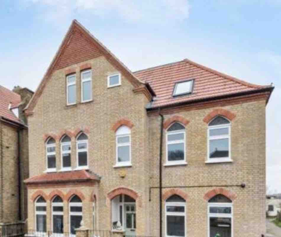 Beautiful large Home in London gallery image 2